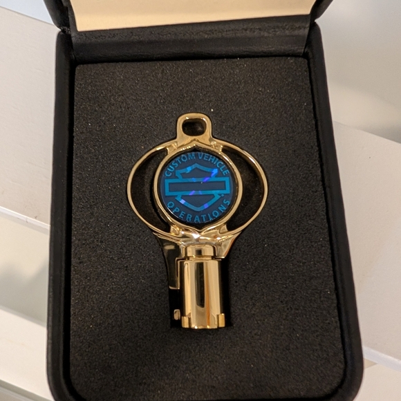 🖤 Vintage Harley-Davidson Gold and Blue CVO Collectible Key with Case - Picture 2 of 4